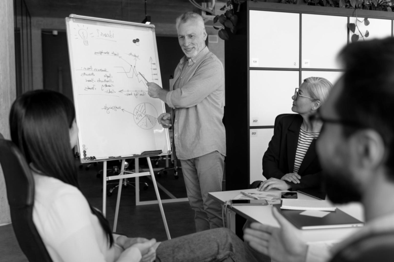 Analyse de données financières avec graphiques et tableaux sur un bureau moderne