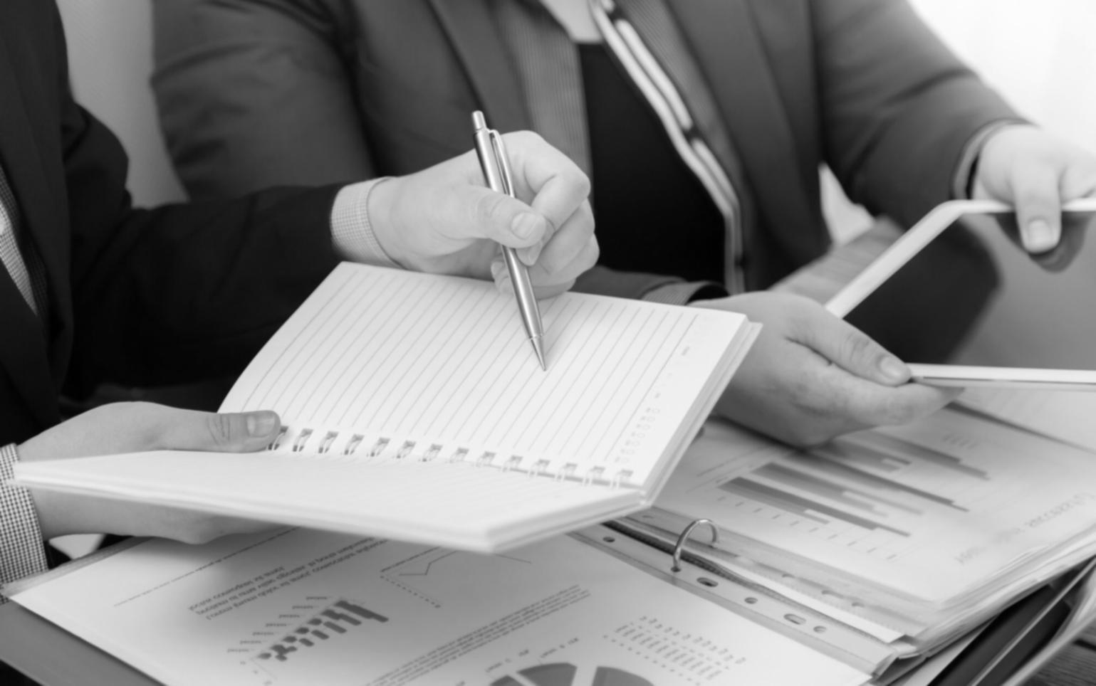 Analyse détaillée de documents financiers et tableaux de bord sur un bureau professionnel