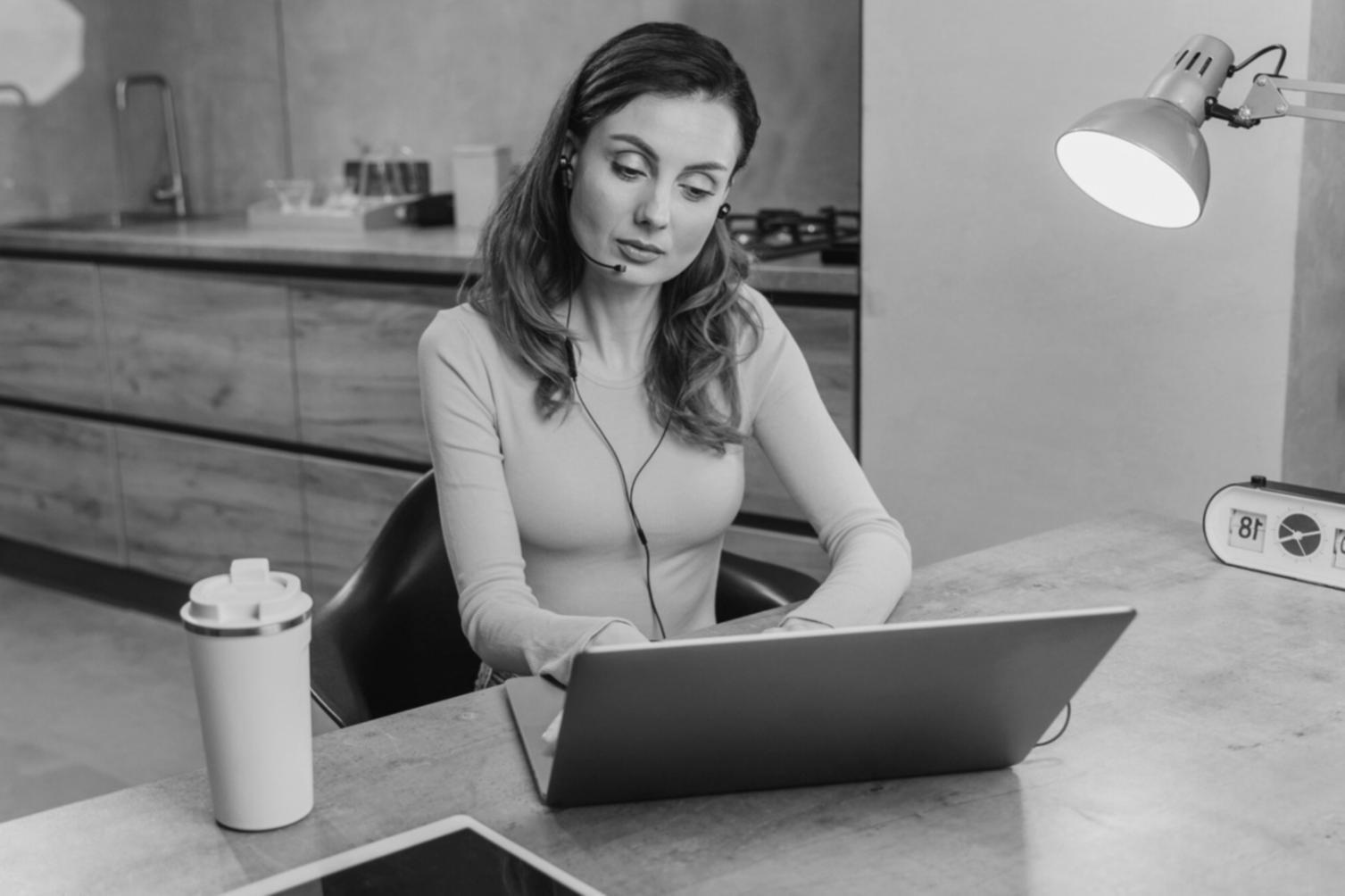 Réunion d'équipe autour de tableaux de bord financiers