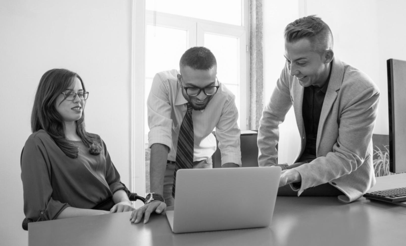 Documents financiers et calculatrice sur bureau