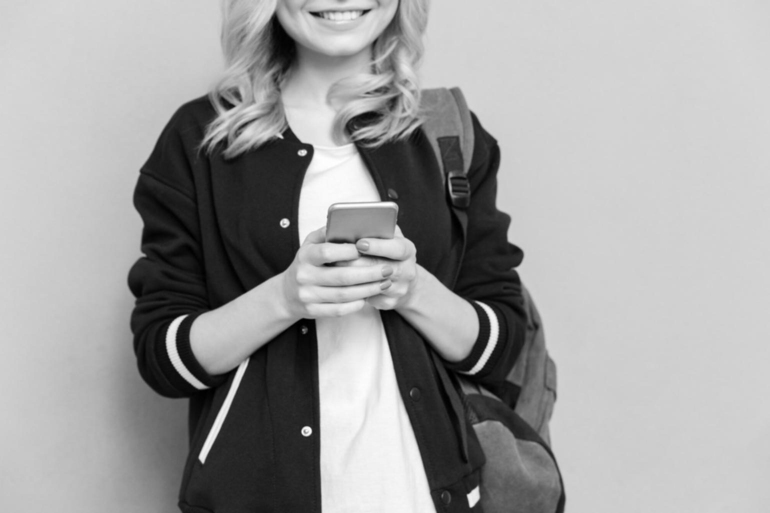 Présentation visuelle de notre méthodologie d'analyse financière avec documents et graphiques